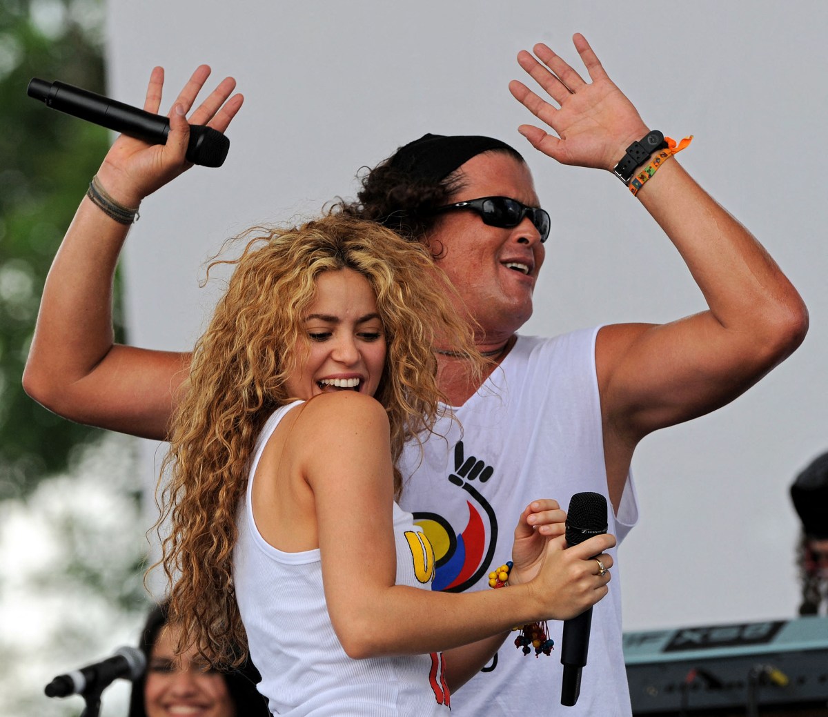 Carlos Vives y Shakira en un concierto por Colombia en 2008.