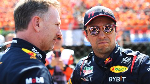 Christian Horner junto a Sergio "Checo" Pérez durante una sesión de entrenamientos.