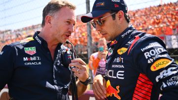 Christian Horner, mandamás de Red Bull, conversando junto al piloto mexicano Sergio "Checo" Pérez.