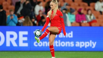 Alisha Lehmann en calentamiento con la Selección de Suiza en la Copa del Mundo.
