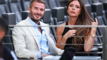 David Beckham junto a Victoria Beckham en un partido del Inter Miami.