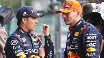 Sergio "Checo" Pérez conversando con Max Verstappen de cara a la carrera de este domingo en Austin.