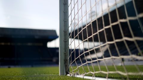 Foto referencial de una portería de fútbol.