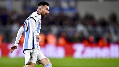 Lionel Messi celebra que su país será sede de la Copa del Mundo.