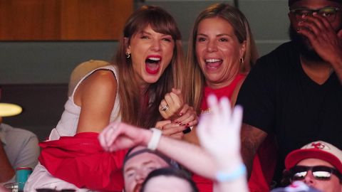 Taylor Swift en un palco viendo el juego de los Kansas City Chiefs.