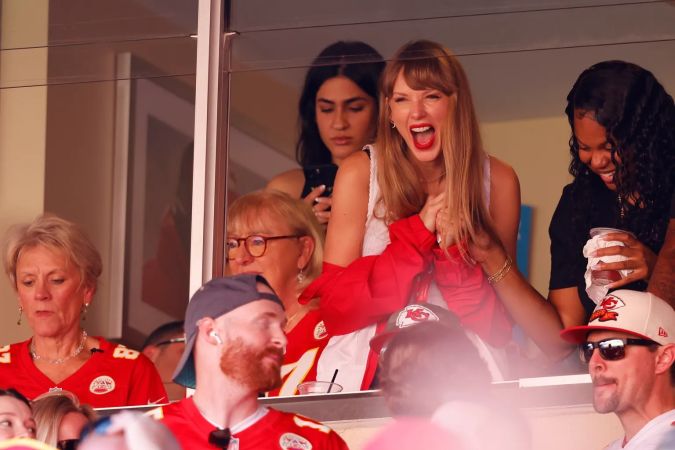 Taylor Swift reacciona durante un juego entre los Chicago Bears y los Kansas City Chiefs.