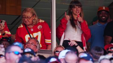 Taylor Swift y la madre de Travis Kelce durante un partido de los Chiefs.