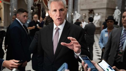 Kevin MCCarthy conversó con periodistas después de su destitución como presidente de la Cámara.