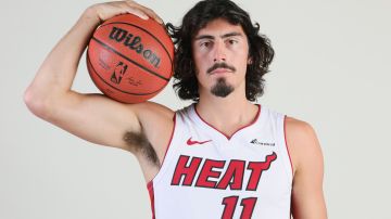 Jaime Jáquez Jr, posando con los colores del Miami Heat.