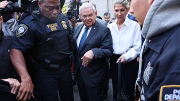 El senador Bob Menéndez y su esposa Nadine enfrentan acusaciones en Nueva York.