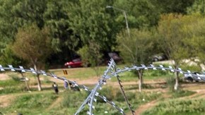 La valla de alambre de púas es parte de la Operación Estrella Solitaria en Texas.