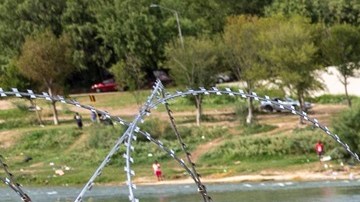 La valla de alambre de púas es parte de la Operación Estrella Solitaria en Texas.