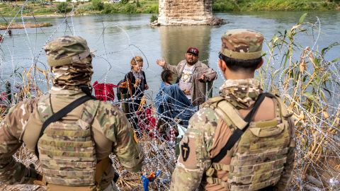 La valla de alambre de púas es parte de la Operación Estrella Solitaria en Texas.