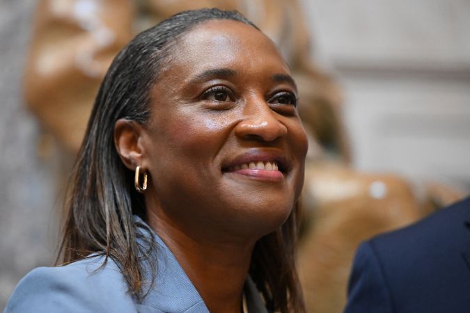 Laphonza Butler después de prestar juramento en el Caucus Negro del Congreso, en el Capitolio.