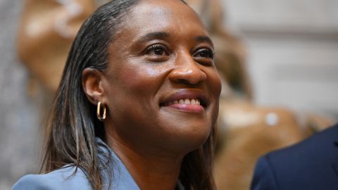 Laphonza Butler después de prestar juramento en el Caucus Negro del Congreso, en el Capitolio.