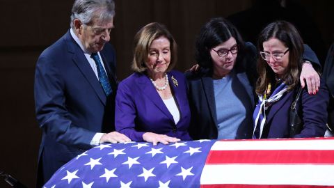 Nancy Pelosi y familiares de la senadora Dianne Feinstein visitan su ataúd en el Ayuntamiento de San Francisco.