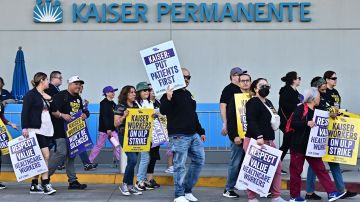 Trabajadores de la salud de Kaiser Permanente hicieron una huelga exigiendo mejores condiciones de trabajo y aumentos de salarios.