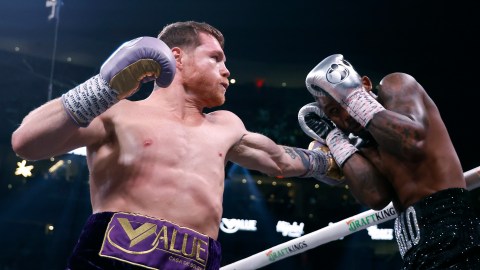 Saúl "Canelo" Álvarez atacando a Jermell Charlo en los primeros rounds de la pelea.