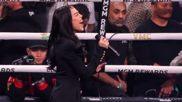 Danna Paola canta el himno nacional mexicano en la pelea entre Canelo Álvarez y Jermell Charlo en el T-Mobile Arena el 30 de septiembre de 2023 en Las Vegas, Nevada