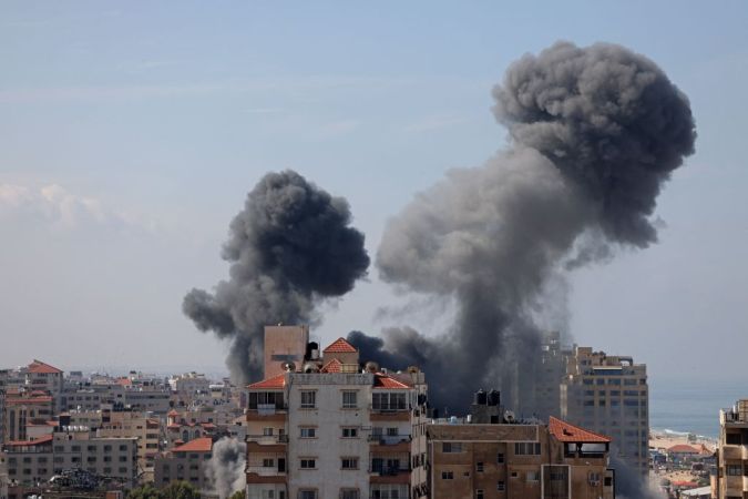 El humo se eleva desde un edificio residencial después de un ataque aéreo israelí en la Ciudad de Gaza el 7 de octubre de 2023