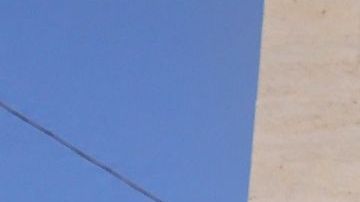 Un edificio residencial muestra el impacto de cohetes lanzados desde la Franja de Gaza en la ciudad de Ashkelon, en Israel.