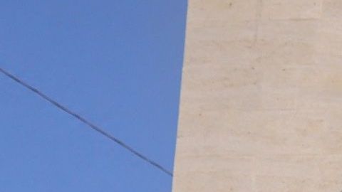 Un edificio residencial muestra el impacto de cohetes lanzados desde la Franja de Gaza en la ciudad de Ashkelon, en Israel.