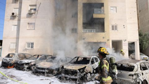 Un edificio residencial muestra el impacto de cohetes lanzados desde la Franja de Gaza en la ciudad de Ashkelon, en Israel.