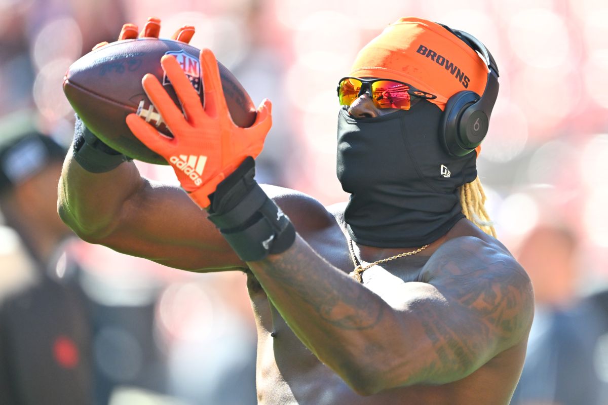 David Njoku durante el calentamiento previo al juego, después de quitarse la máscara. Foto: Jason Miller/Getty Images.