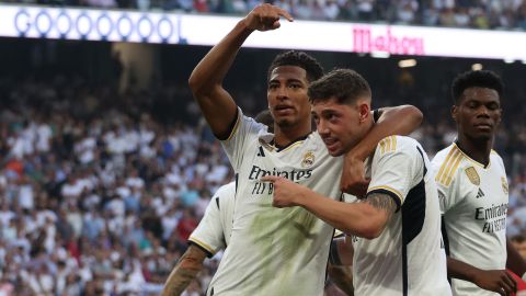 Jude Bellingham celebra con Valverde en el Bernabéu.