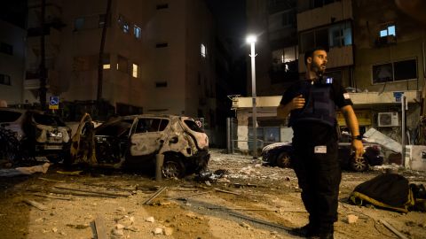 Un cohete disparado desde la Franja de Gaza impactó en un edificio en Tel Aviv, Israel, el 7 de octubre de 2023.