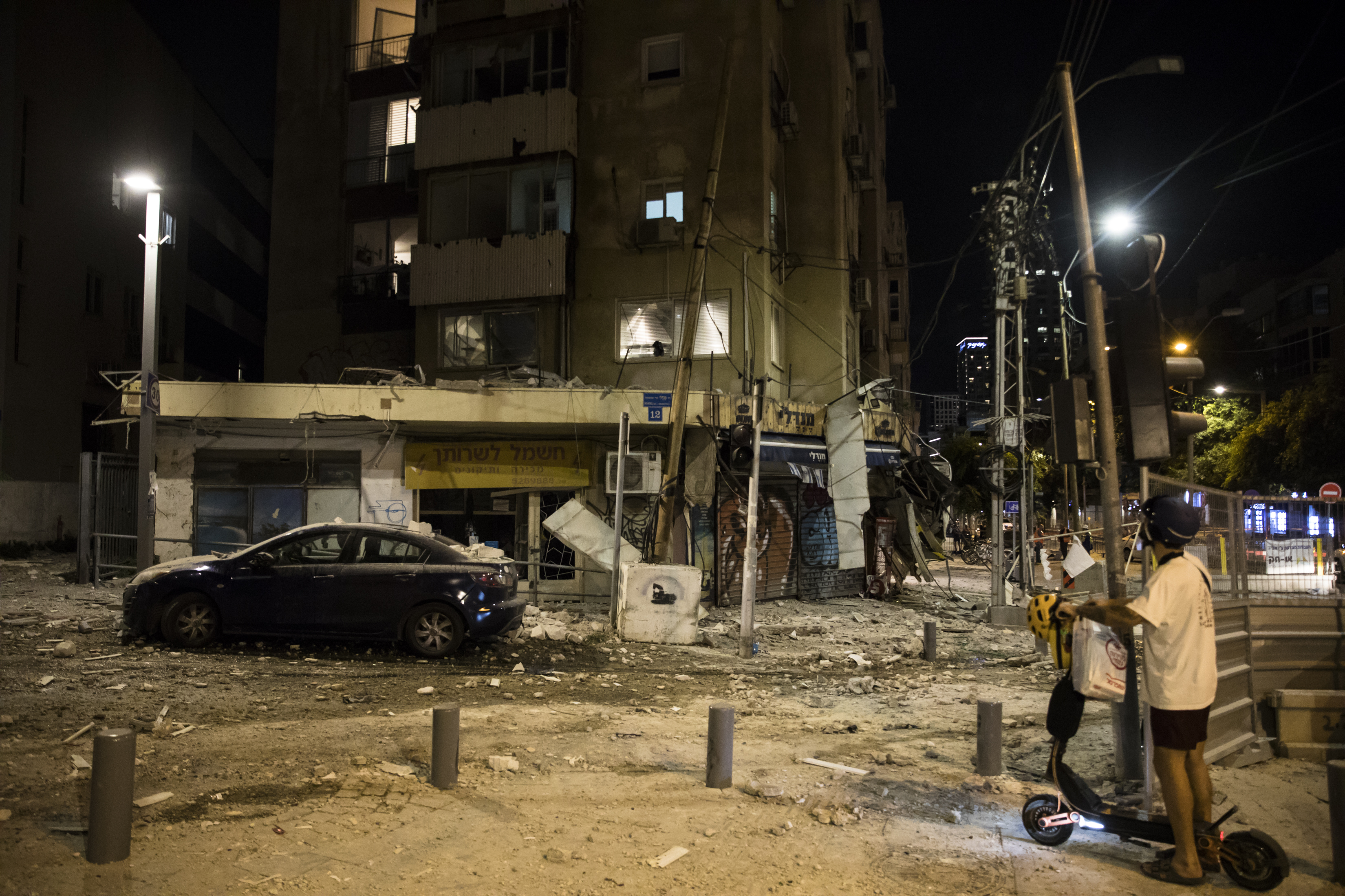 Un cohete disparado desde la Franja de Gaza impactó en un edificio el 7 de octubre de 2023 en Tel Aviv, Israel.