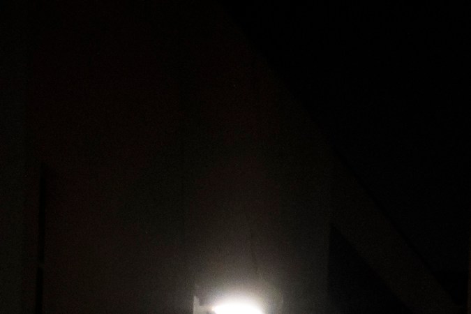 Un cohete disparado desde la Franja de Gaza impactó en un edificio el 7 de octubre de 2023 en Tel Aviv, Israel.