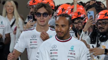 Lewis Hamilton junto a su compañero de equipo, el también británico George Russell.