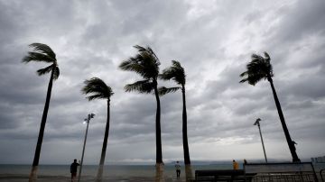 Sur de México en alerta ante el avance del huracán Otis de categoría 2