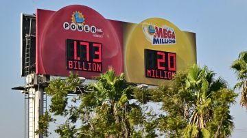 El cartel en Los Ángeles de uno de los mayores premios de lotería de la historia de EE.UU. estimado en $1,730 millones.