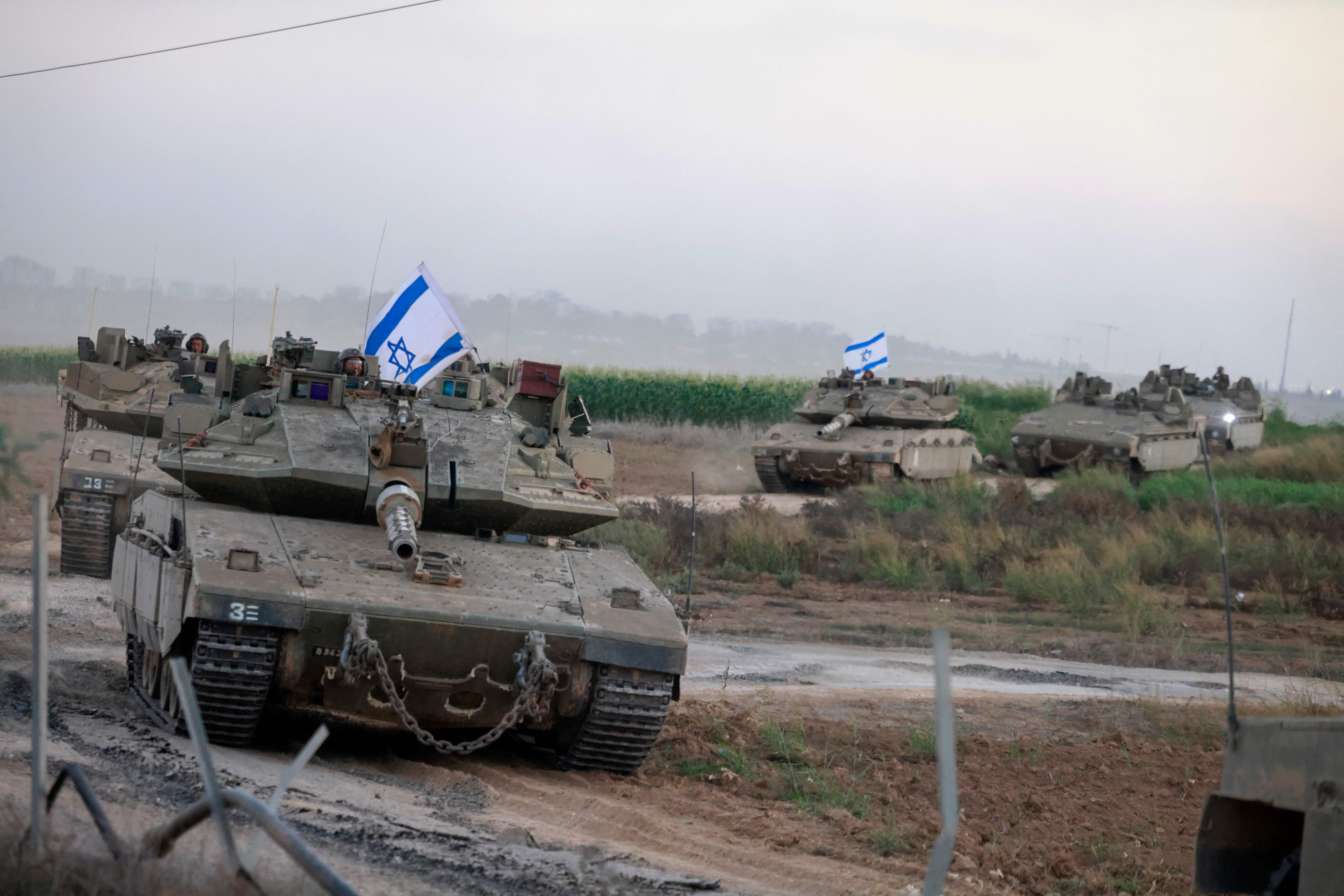 Un convoy de tanques israelíes avanza cerca de la frontera con Gaza el 12 de octubre de 2023.