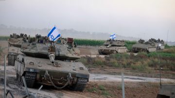 Un convoy de tanques israelíes avanza cerca de la frontera con Gaza el 12 de octubre de 2023.