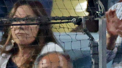 Clayton Kershaw sale del juego en el primer inning recibiendo apoyo de Magic Johnson (izq.), codueño de los Dodgers.