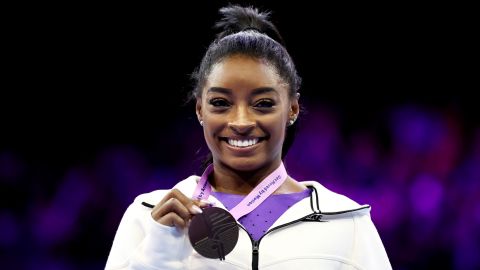 Simone Biles muestra su vigesimo tercera medalla de oro en un Mundial de gimnasia.