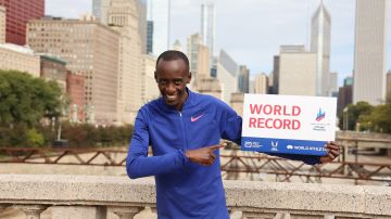 El keniano Kelvin Kiptum se mostró contento luego de haber conquistado un nuevo récord en el Maratón de Chicago.