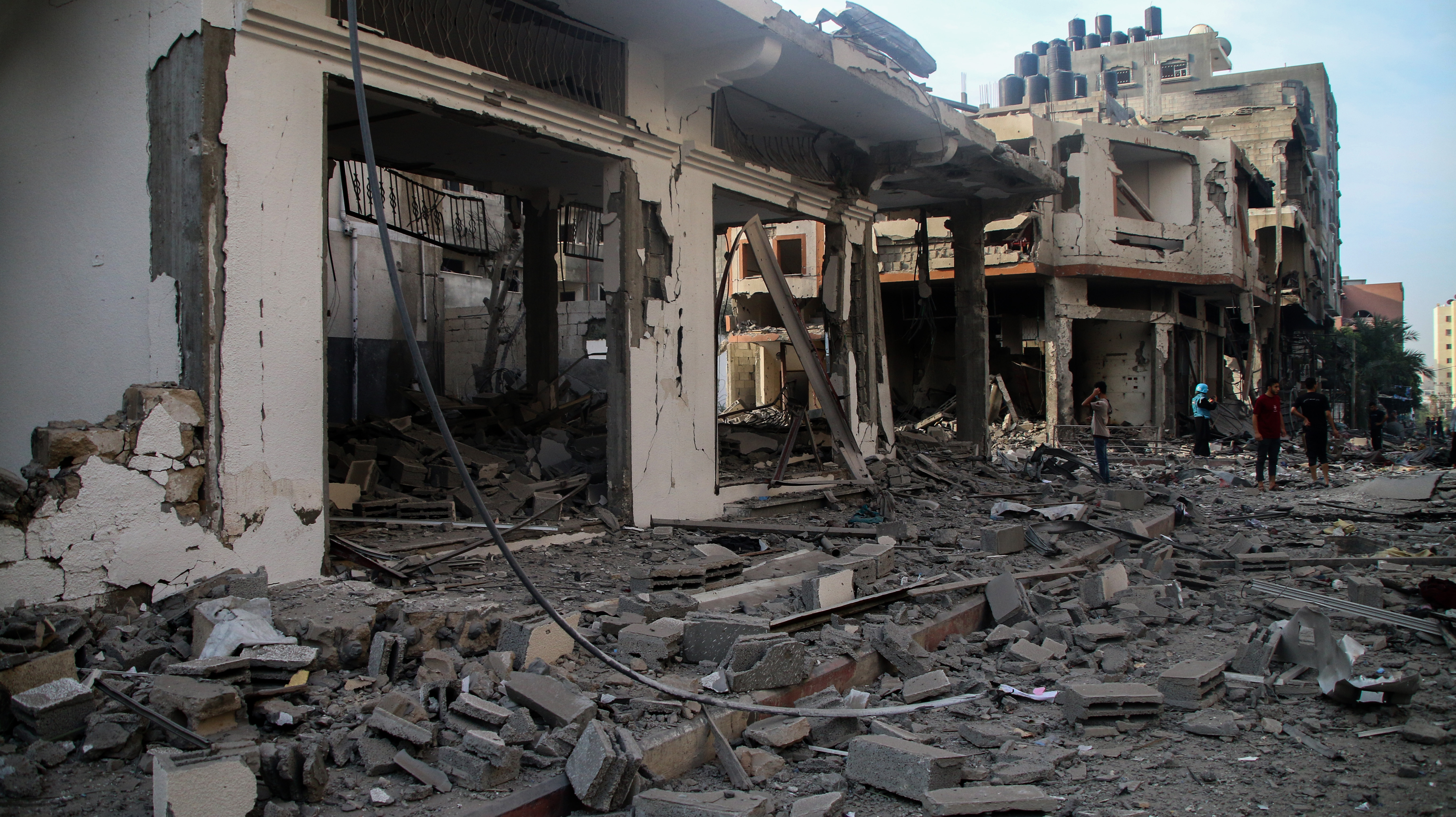 Palestinos inspeccionan los daños causados por los ataques aéreos israelíes en la ciudad de Gaza.