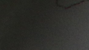 Palestinos inspeccionan los daños causados por los ataques aéreos israelíes en la ciudad de Gaza.