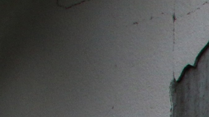 Palestinos inspeccionan los daños causados por los ataques aéreos israelíes en la ciudad de Gaza.