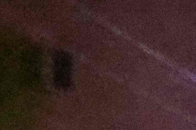 Un manifestante muestra la V de la victoria ante el incendio cerca de la puerta de seguridad de la embajada de Estados Unidos en Líbano.