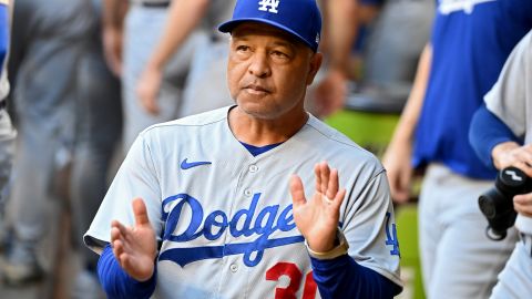 Dave Roberts se encuentra en el ojo del huracán tras la eliminación de los Dodgers.