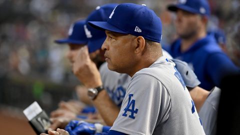 Dave Roberts al frente de los Dodgers en la serie divisional frente Diamondbacks en 2023.