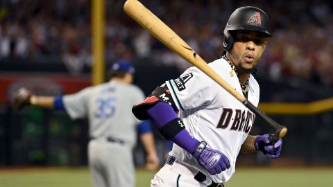 Ketel Marte avienta su bate luego de conectar jonrón contra los Dodgers.