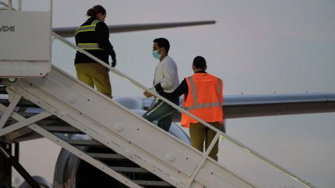 Un hombre con grilletes aborda el primer vuelo de deportación de venezolanos indocumentados.