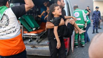 Un niño herido durante los ataques aéreos israelíes recibe auxilio el 12 de octubre de 2023 en la ciudad de Gaza