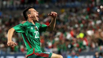 Hirving Lozano en celebración de gol con México.